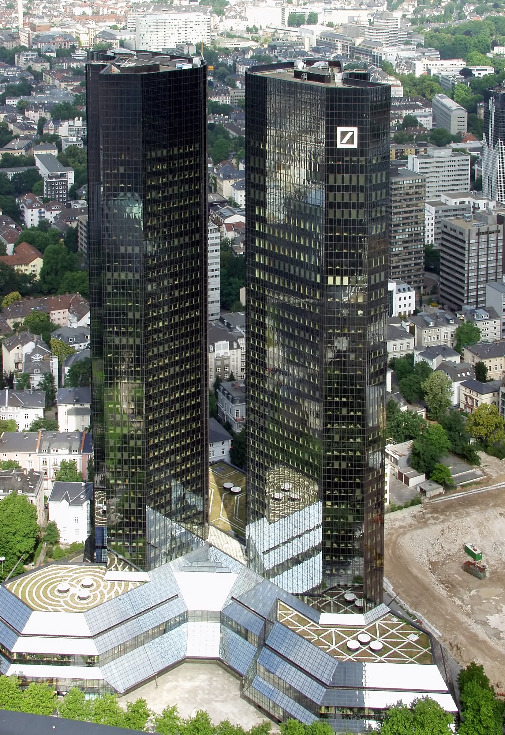 Monetary Blocs and International Currency